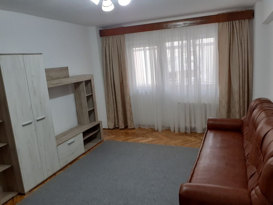 Închiriez apartament