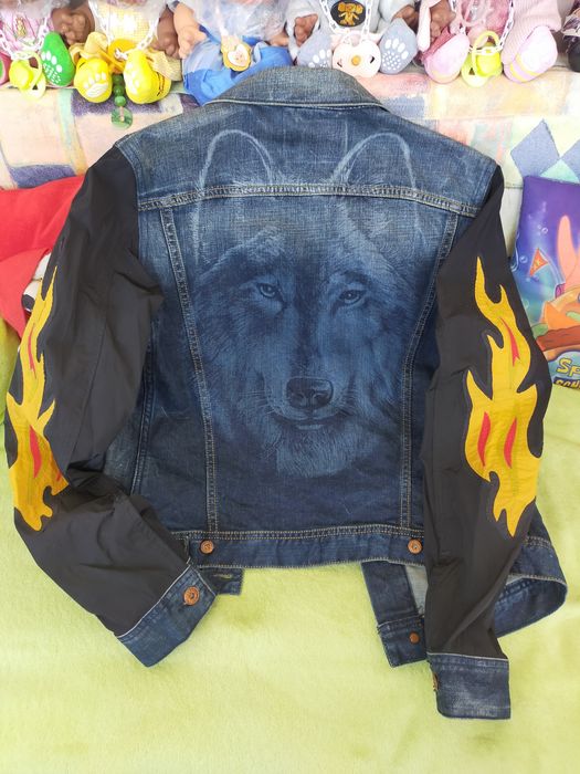 Продам куртку джинсовую , стильную, крутую.