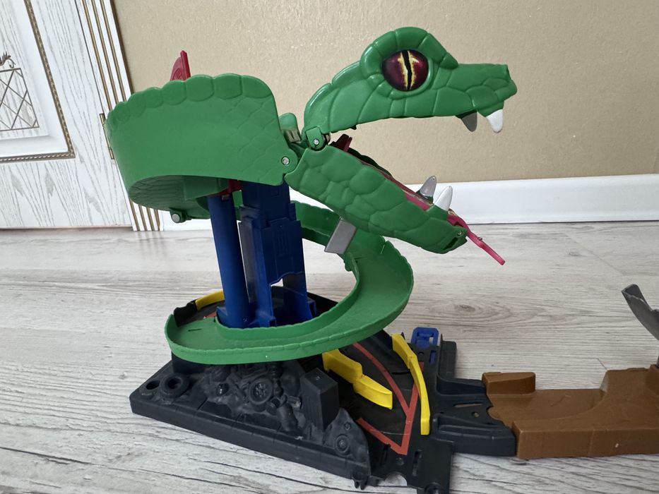 Трасса “Hot Wheels” со змеей