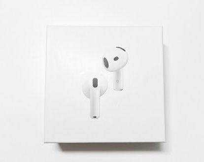 Casti AirPods 4 noi