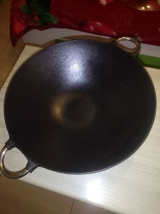 Vând tigaie wok din fontă