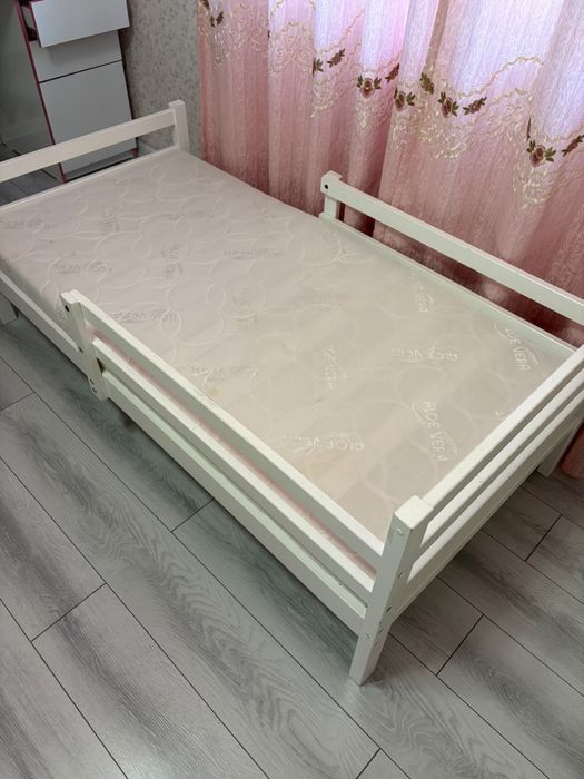 Продам детскую кровать с матрасом