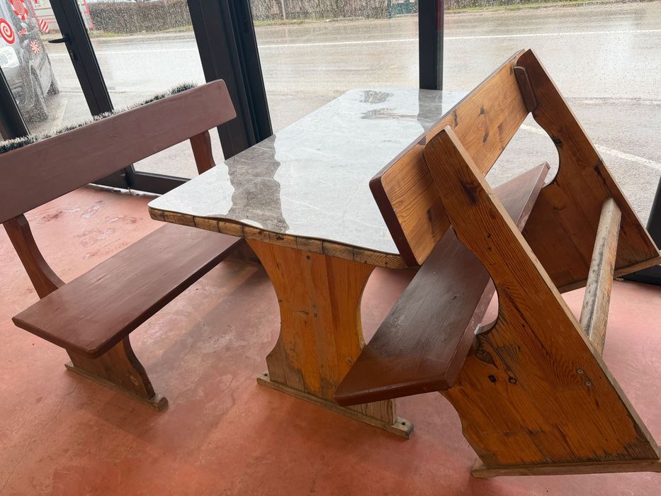 Дървена маса с пейки