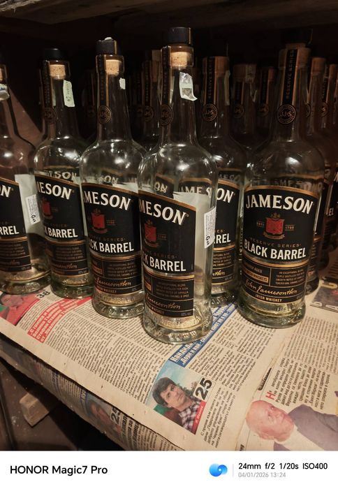 Празни бутилки  от уиски