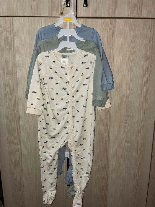 Set 3 pijamale cu picior, H&M, mărimea 98