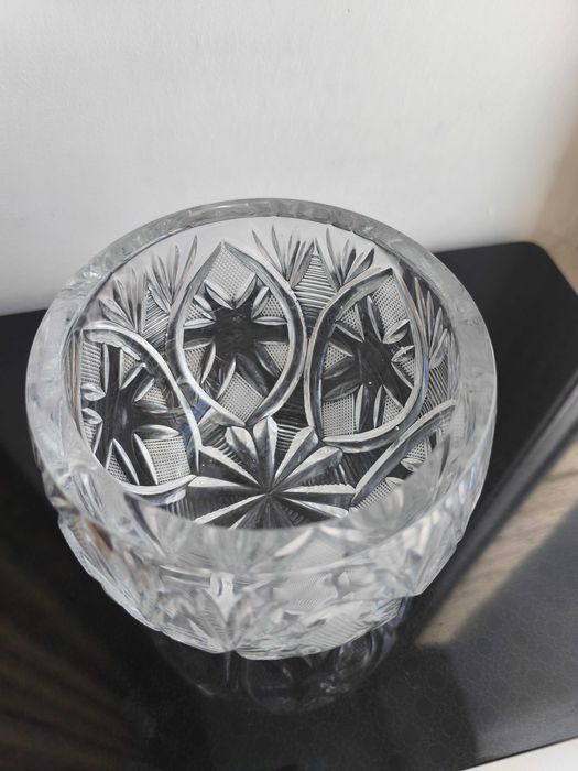 Продам хрустальную вазочку