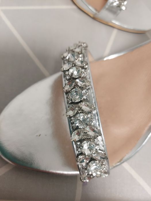 Продам босоножки  на высоком каблуке