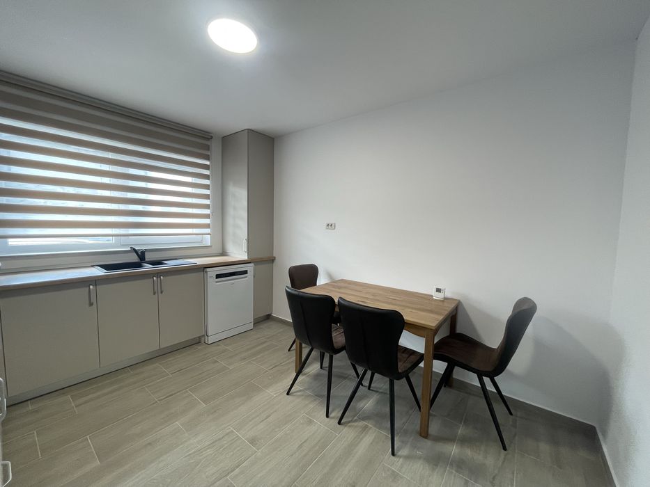 Se oferă spre inchiriere o casa tip duplex cu 4 camere in Lisaura lânga Carfour.