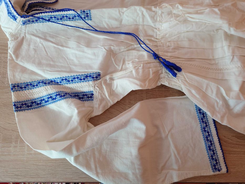 Costum popular vechi românesc, cămașă cu broderie albastră + pantaloni