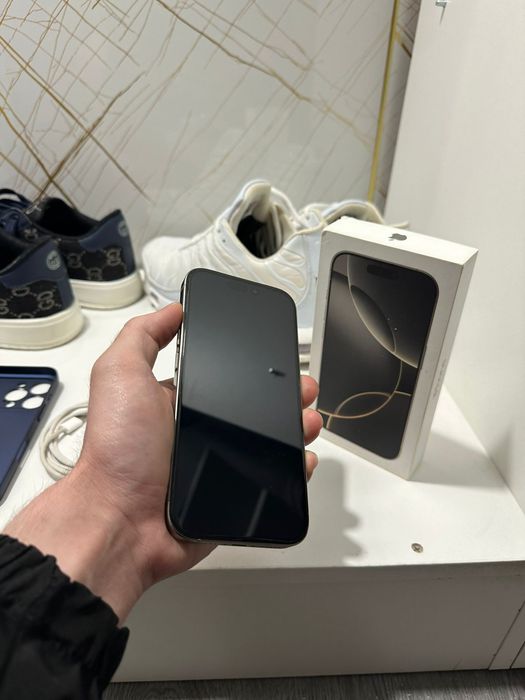 iPhone 16 pro 128 gb natural titan