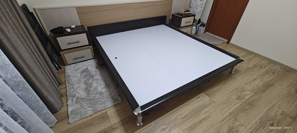 Италиански разтегателен диван от масивно дърво.