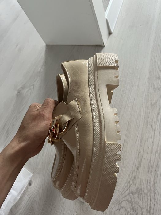 женский обувь