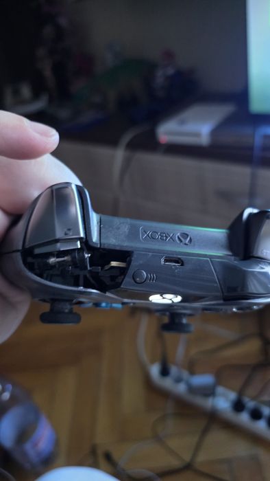 Xbox one s perfect funcțional  de 1 tera cu problema la dvd rom!