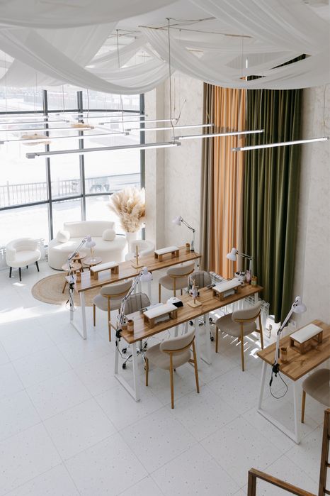 Маникюрный стол в аренду