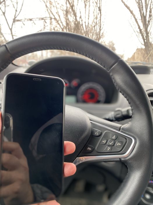 Iphone 11 sotiladi 64 gb LLA 78% xamma yeri radnoy