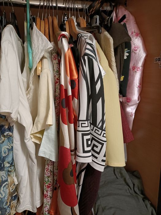 De vânzare haine diferite mărimi și vârste