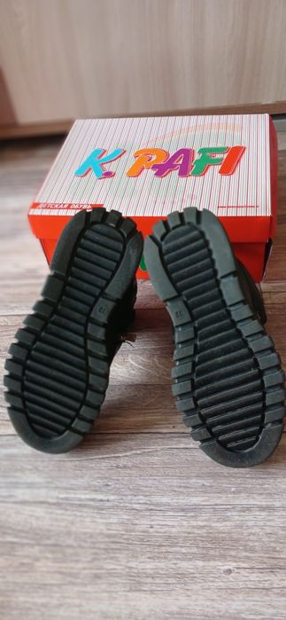 Продам детские ботинки