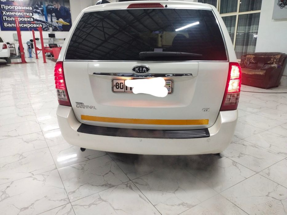 Kia carnival moshina sotiladi
