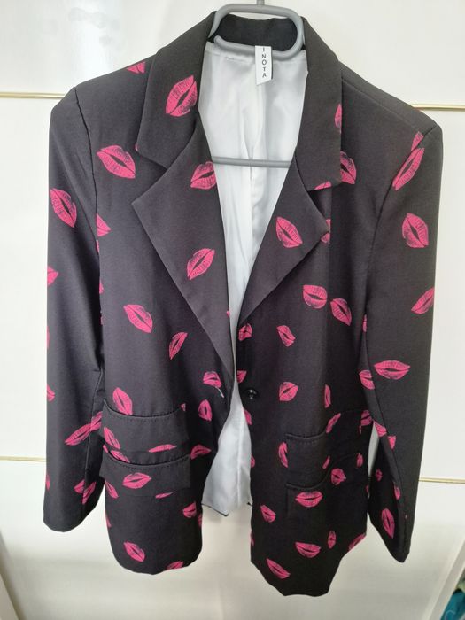 Черно сако с розови целувки