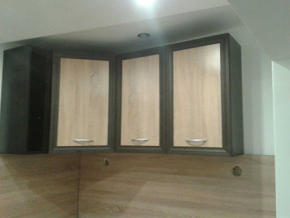 Продавам комплект модулна кухня с уредите,шкафовете са стандартни,245/165,