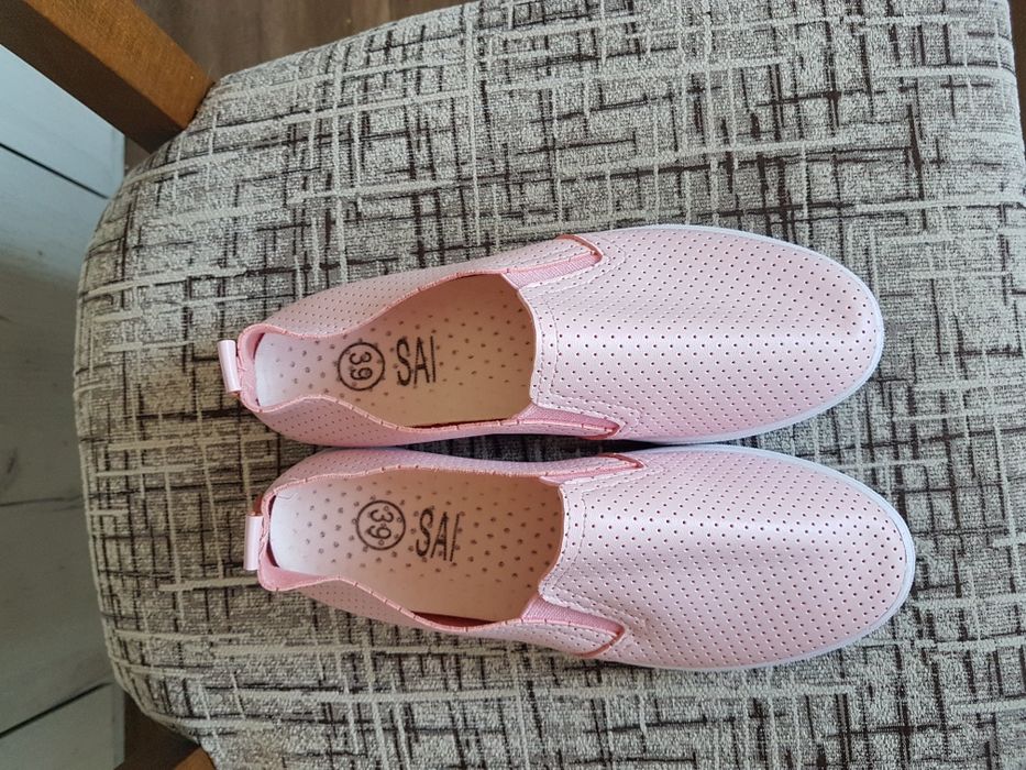 Дамска спортна обувка