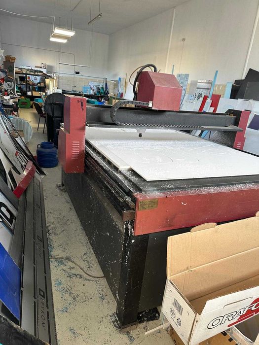 Firma Vinde  CNC VG 1318. 
Stand de control si computer inclus.