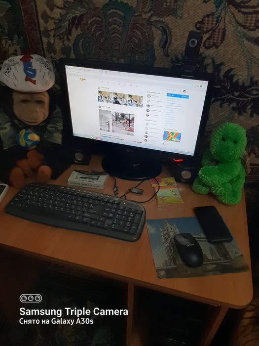 Компьютер вместе со столом