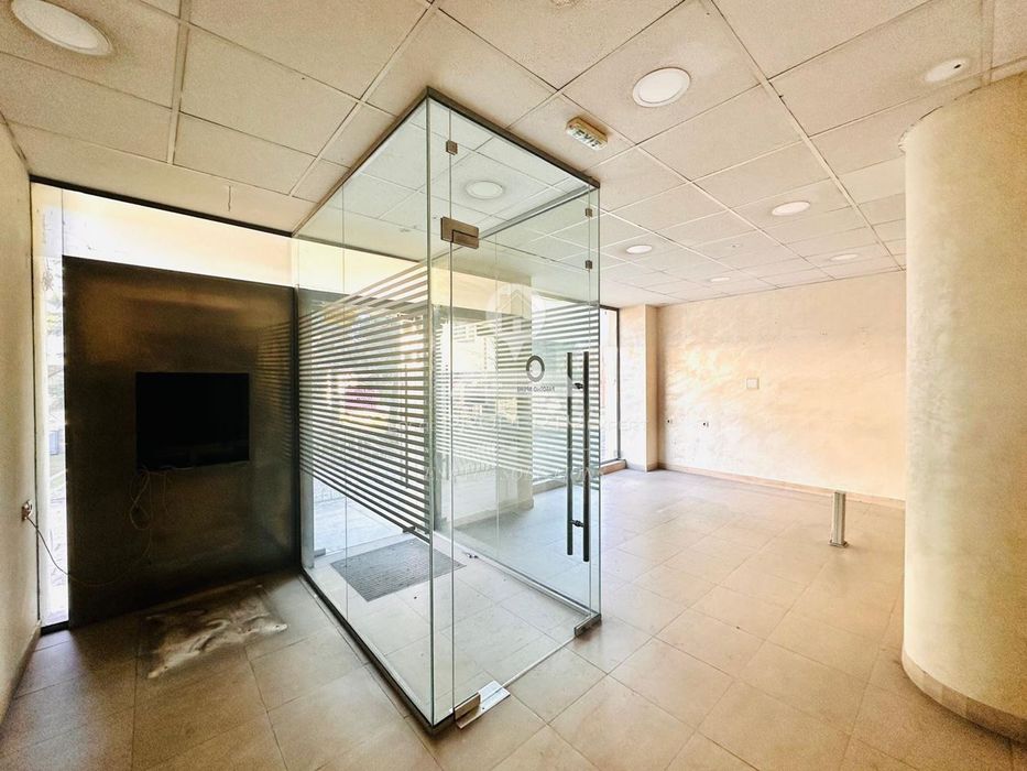 Дава се под наем Офис в Банско - 75 кв.м за 1000 € - Снимка #1