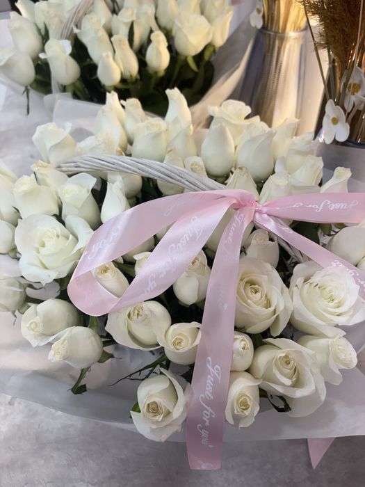 51 роза в корзине