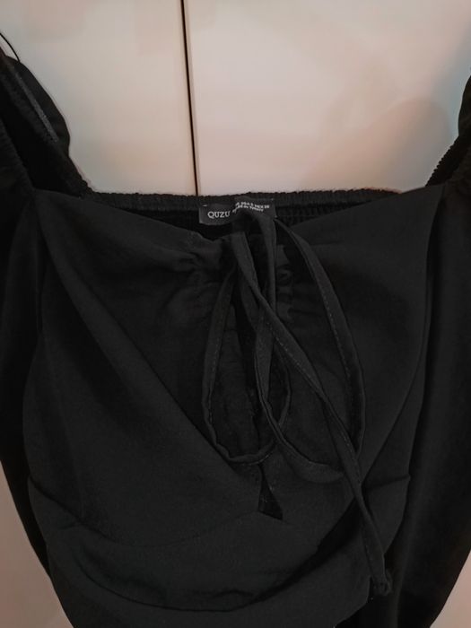 Красивая черная блузка.