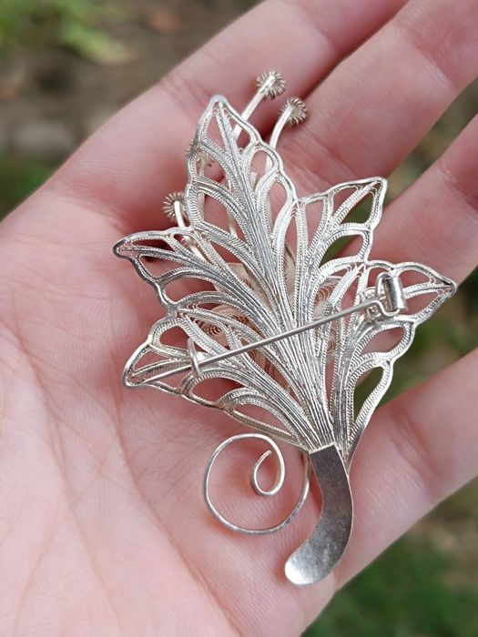 Veche brose filigran, cu flori, din argint de 925