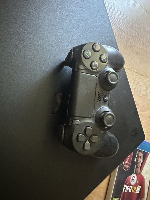 PS4 Pro 1 tb SSD + Logitech audio