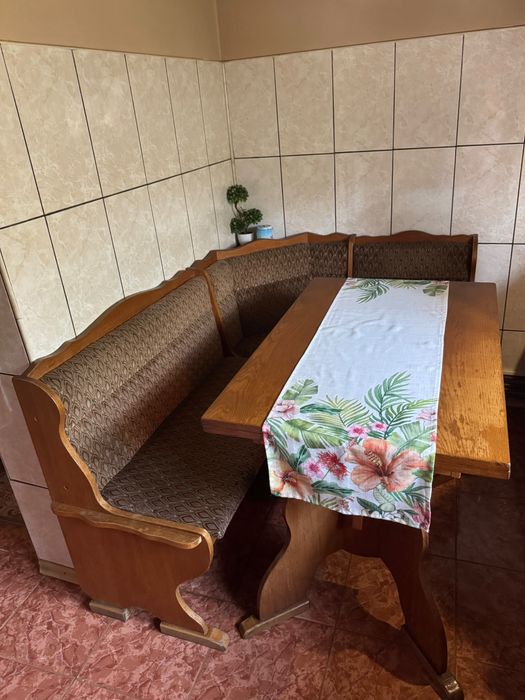 Vând masa si coltar de bucatarie