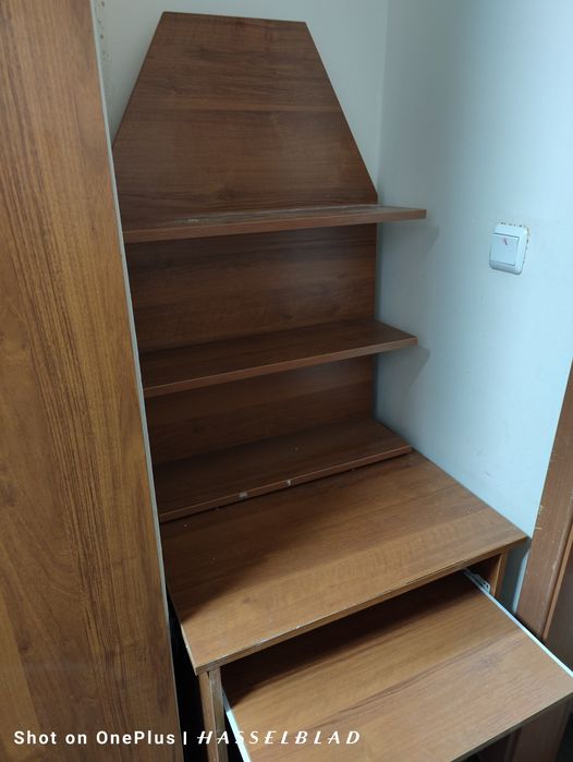 Шкаф с етажерка и допълнително ниво за клавиатура за компютър