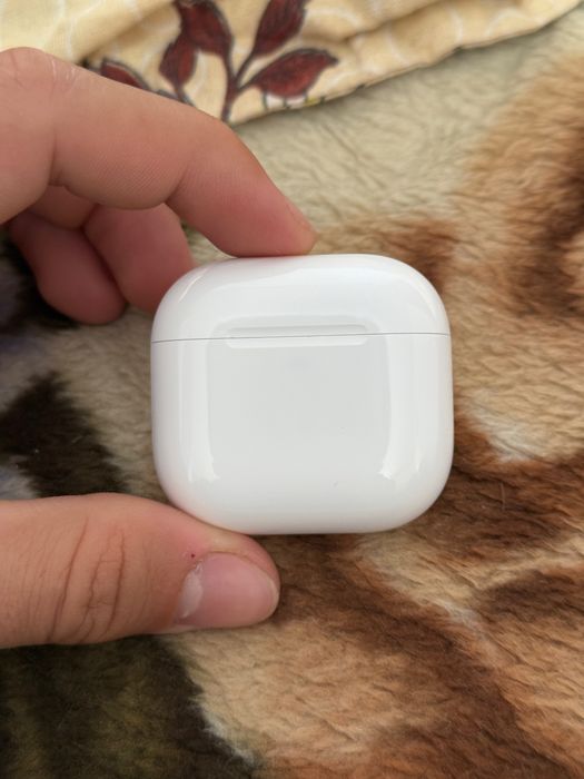 AirPods 4.
