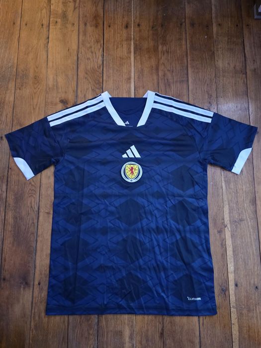 Tricouri fotbal diferite modele