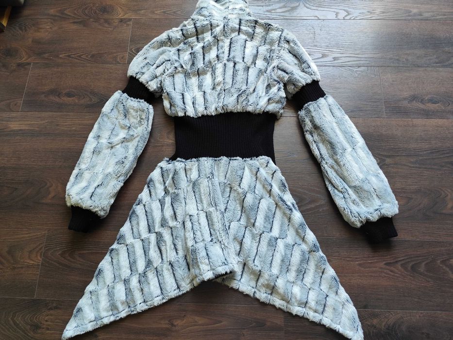 Дамско бяло модерно асиметрично палто от еко кожа