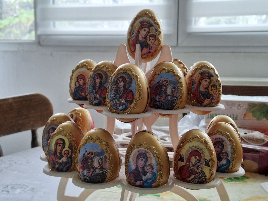 Дървени украсени яйца.