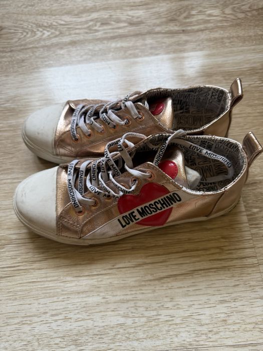 Оригинални сникърси Москино.