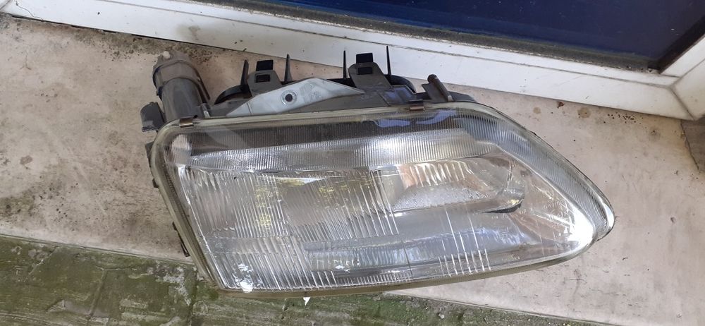 Renault Laguna. 1994-2000 Година. Десен Фар.Hella...Рено Лагуна...