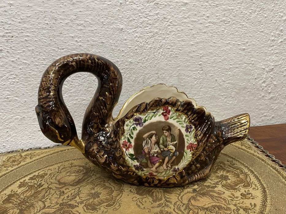 Белгийска кашпа от порцелан лебед