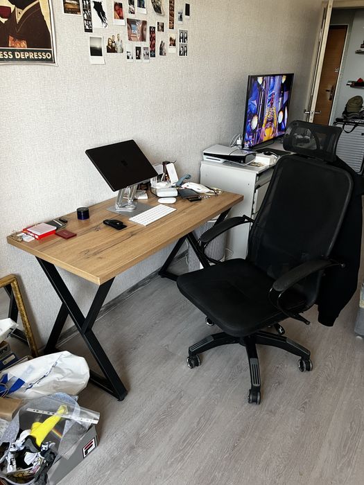 Рабочий стол и кресло