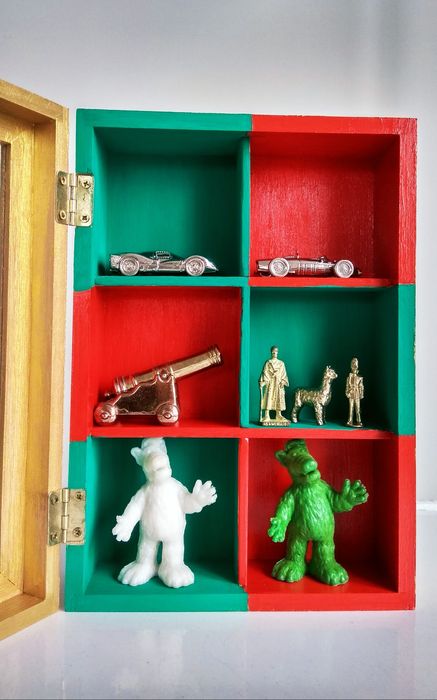 Дървена кутия за миниатюри, ръчно изработена и оцветена