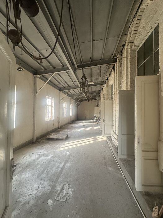 Сдам в аренду помещение под производство имеется кран-балка. 350 кв.м