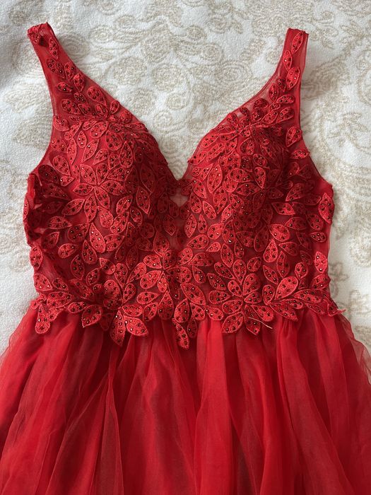 Червена официална рокля