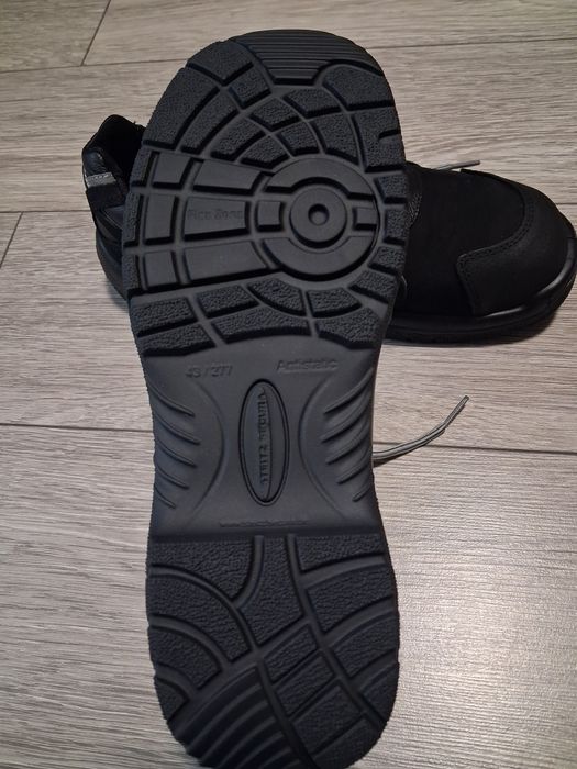 Vand bocanci de lucru negri