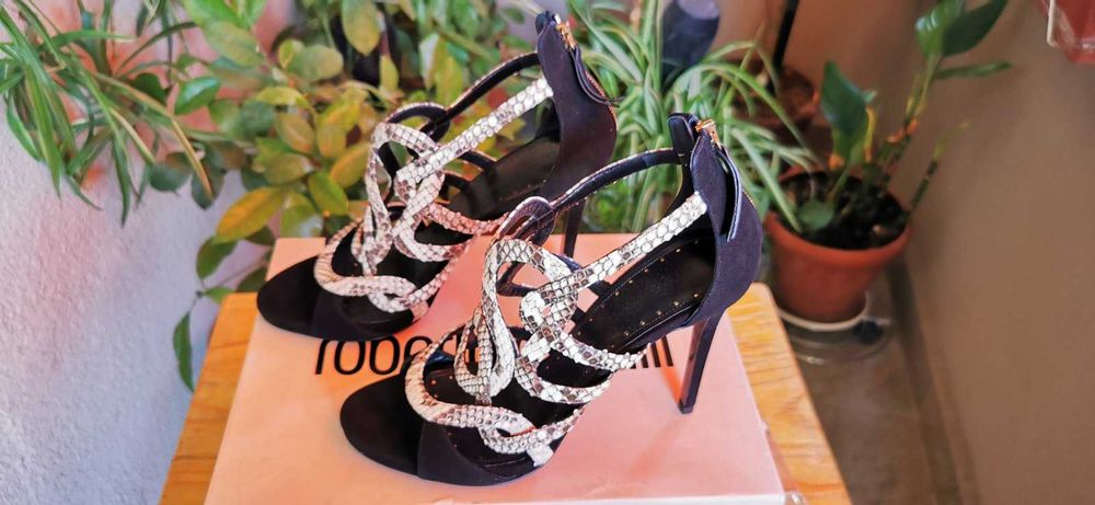 Оригинални маркови дамски обувки / сандали ROBERTO CAVALLI - 39 номер