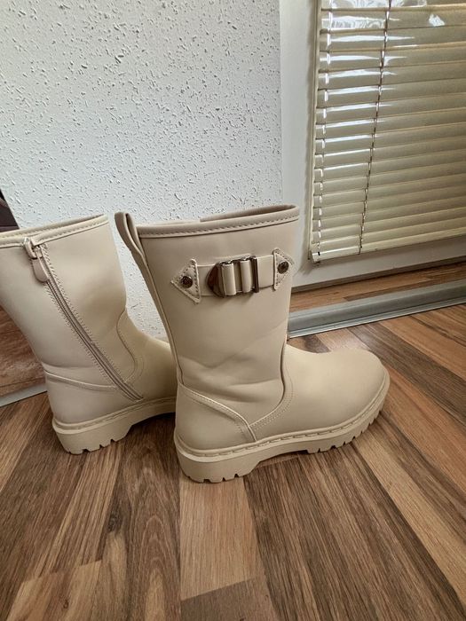 Дамски бежови боти