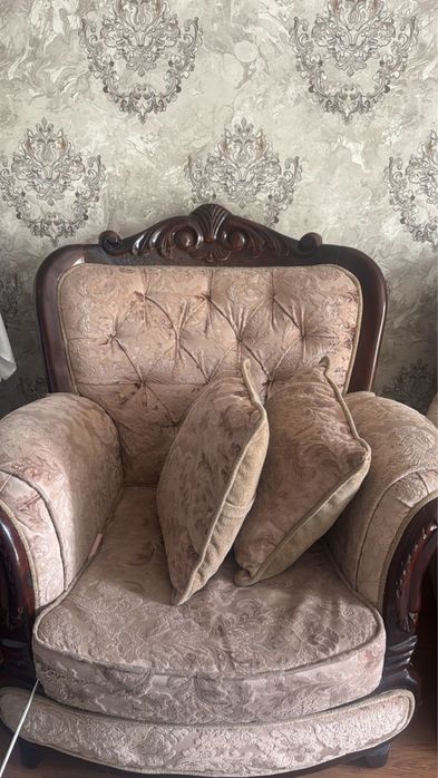 Продам диван в среднем состоянии