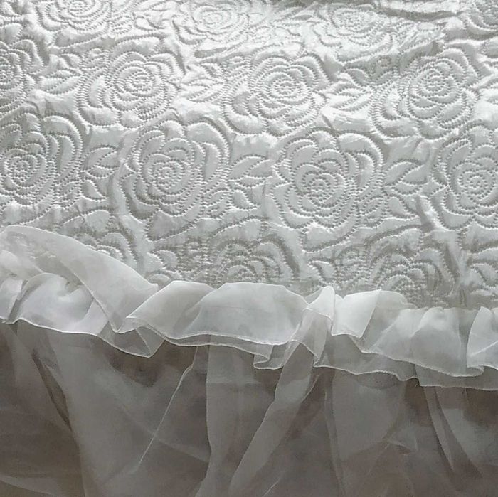 Продаю красивое нежное покрывало 150-2 м ( + оборка 35 см ) Новое